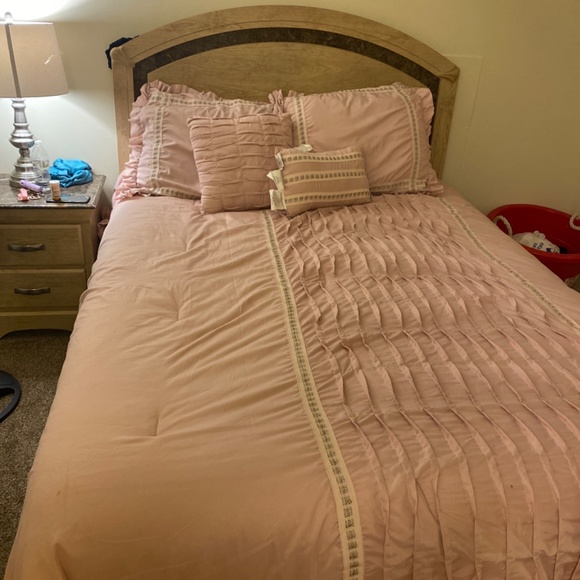 8 piece Pink comforter queen set - Picture 2 of 4